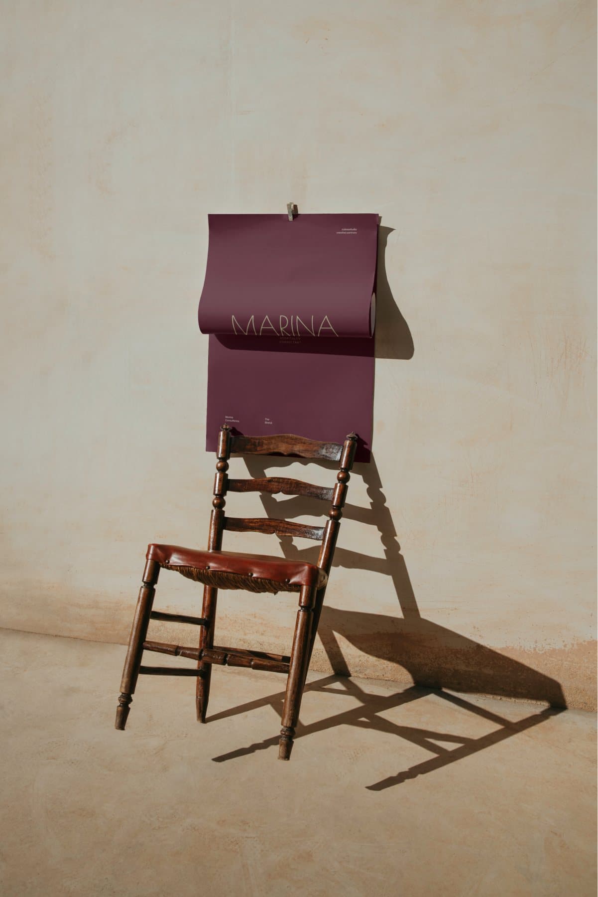 La carpeta de Marina Consultancy sobre una silla de madera