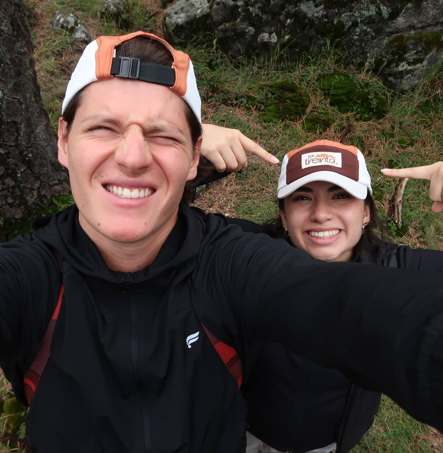 Dos amigos con la gorra se toman una selfie en el cerro